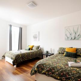 The 1810 - Spacious with balcony - North of Quebec โรงแรมในควิเบกซิตี้
