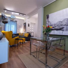 Downtown luxury apartment with backyard