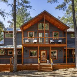 Brand New Hidden Haven Lodge 4 Bdrm,5 and half Bth, Huge outdoor area, Hot tub