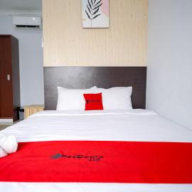 RedDoorz Premium at Raja Hostel Syariah, Hotel in Hajimana