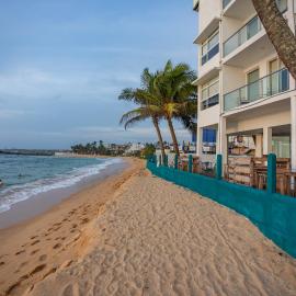 Hikkaduwa Beach Hotel - Free Upgrades from Non-Sea View Rooms to Deluxe Ocean View Rooms!, hotel v Hikkaduwa