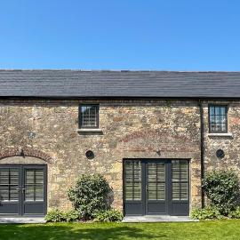 Converted Victorian Coach House with Hot Tub