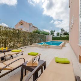Holiday Home Iva, hotel u gradu Mlini