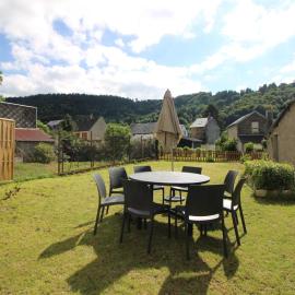 Le Mont-Dore, T3 rénové avec jardin privé et parking, accès wifi - FR-1-608-37, hotel in Le Mont-Dore