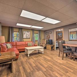 ‘John Wayne' Apartment - Deck, BBQ, Horses On-Site, hotel i Huntingdon