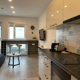 Beautiful Penthouse Lakeview W18, hotel in Boekarest