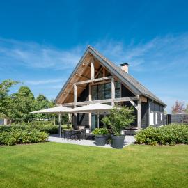 Glundr!, hotel en Behelp