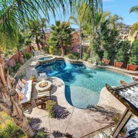 Vino Villa Large home Sleeps 10! Large Salt water pool/spa, hotel i Murrieta