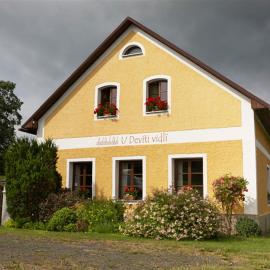 U Devíti vidlí, viešbutis mieste Žlutice