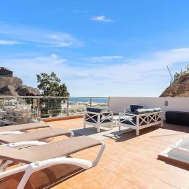 Luxury Penthouse Puerto de Mogan with great terrace and sea view, hotel in Puerto de Mogán
