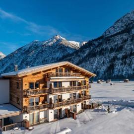 NATURPARKGUT - alpdeluxe Apartments, hotel i Holzgau