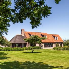Hoeve den Akker - luxueuze vakantiewoningen met privétuinen en alpaca's nabij Brugge, Damme, Knokke, Sluis en Cadzand, hotel in Damme