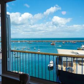 8 Dolphin Court، فندق في بريكسهام