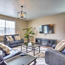 10 Mi to DIA: Spacious Aurora House w/ Yard!, hotel a Aurora