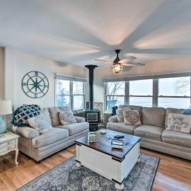 Lakefront Home w/ Gorgeous Sunsets, Kayaks, & Pier، فندق في Fort Atkinson