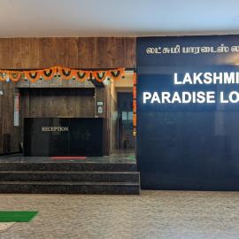 Lakshmi Paradise Lodge A/C, hotel em Pollāchi