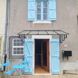 Jolie petite maison dans village fortifié