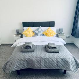 Aylesbury Apartment for Contractors and Holidays - FREE Parking for cars and vans, hotel in Aylesbury