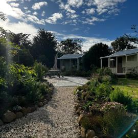 Wisteria Way, hotel Opononiban