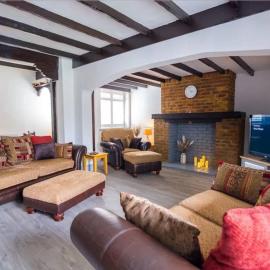 A Bright and Spacious Gem, hotel a Staines