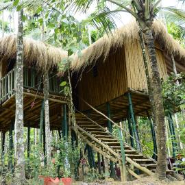 Greenways Tree House and Mud House, hótel í Chegāt