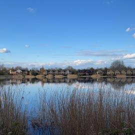 Cotswolds Lakehouse, with hot tub & spa access, Lower Mill Estate, hotel i Somerford Keynes