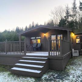 4 Bed House - Sleeps 9 - HotTub - Parking, hotel Beattockban