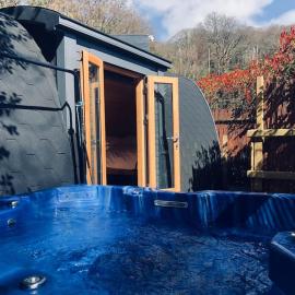 River Side Cabin with Hot tub Snowdonia, viešbutis mieste Barmutas