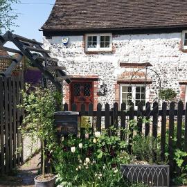 17th Century 2-Bed Sleeps 4 Free Parking, hotel in Medmenham