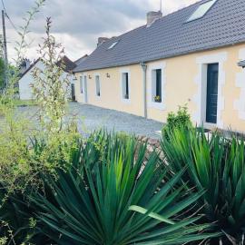 Aux Jardins De La Guyonnière Gîte 2 à 13 personnes, Hotel in Ruaudin