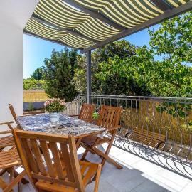Neu renovierte Ferienwohnung mit Klima, WLAN, Terrasse und Grill