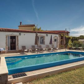 Preiswerte und schöne Ferienwohnung mit Pool, WLAN, Terrasse und Grill