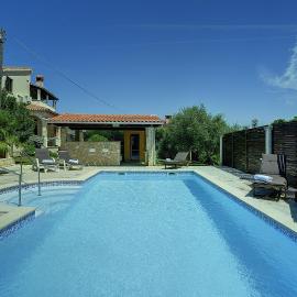 Einzigartige Villa nur 1 km bis zum Strand mit privatem Pool, BBQ, Klima, WLAN, hotel in Ližnjan
