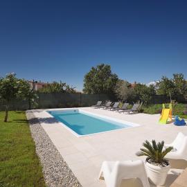 Neu renovierte Ferienwohnung mit Klima, WLAN, Waschmaschine, Tischfußball, Grill, Fahrräder und einem Kinderspielplatz, hotel Štinjanban