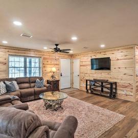 Greers Ferry Home on 40 Acres 1/4 Mi to Lake!, hotelli kohteessa Fairfield Bay