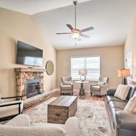 Chic Townsend Condo w/ Saltwater Pool!, hótel í Townsend