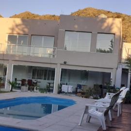 Casa con pileta San Luis Juana Koslay, hotelli kohteessa Juana Koslay 