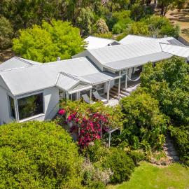 Spacious retreat with ocean views, hotel a Dromana