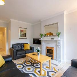 127 - Cozy 2BR Home - Free Parking - Sleeps 4, hotelli Galwayssa