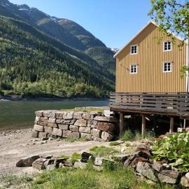 Sjøgata Riverside Rental and Salmon Fishing, מלון במושן