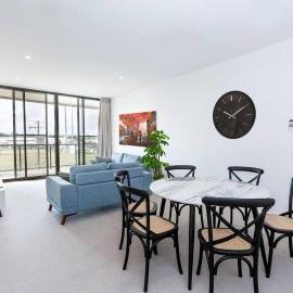 Trendy, Self Contained Inner City Apartment!!