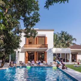 SaffronStays Hacienda by the Sea - 5BR Spanish-style pet & elder-friendly pool villa with lawns, beach access & BBQ nights – hotel w mieście Alibag