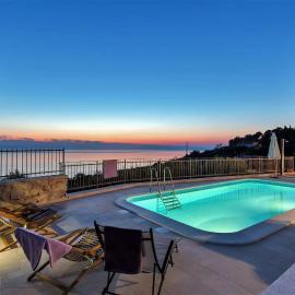 Charmy Villa Hill with Pool, hotel i Podgora