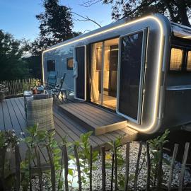 Viesnīca Luxuswohnwagen Dreamer mit Achterwasserblick pilsētā Lütow