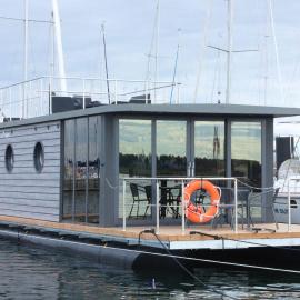 Hausboot Fjord Lacerta mit Dachterrasse in Wendtorf, hotel a Wendtorf