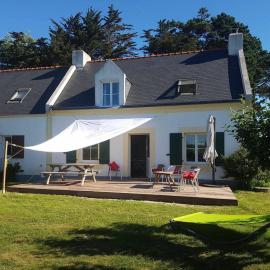 Maison tranquille avec jardin proche plage et commerce - FR-1-418-21, hotell sihtkohas Bangor