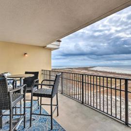 Beachfront Dauphin Island Condo: Pool Access!, hotel in Dauphin Island