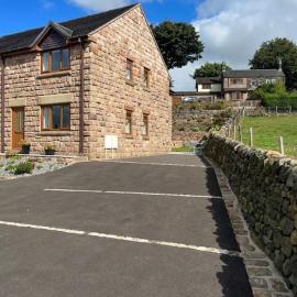 Staycation 3-bedroom home with panoramic views free off road parking, hotel a Endon