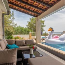 Secluded house with seawater pool, hotel in Milna