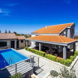 Villa Enna with heated pool, Zadar, hotel in Crno